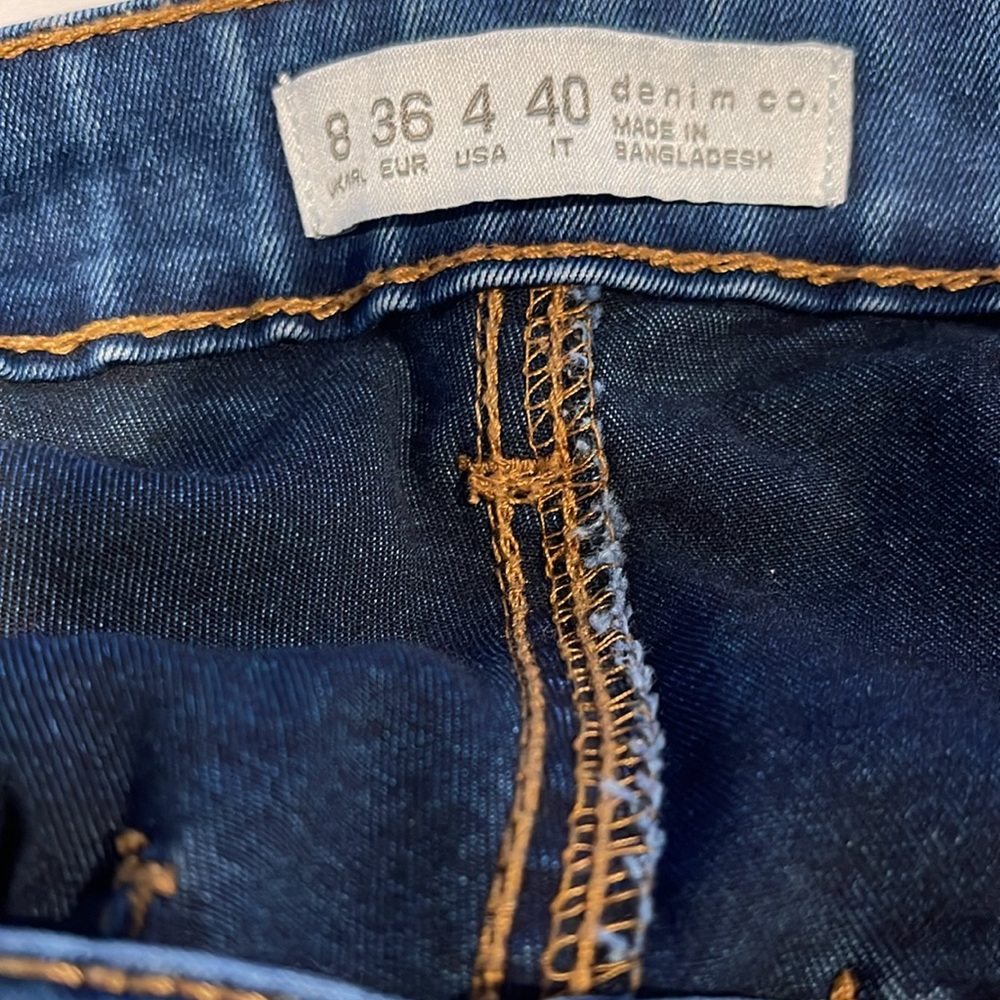 Blue jeans with cut out in the front with a little stretch - Picture 4 of 4